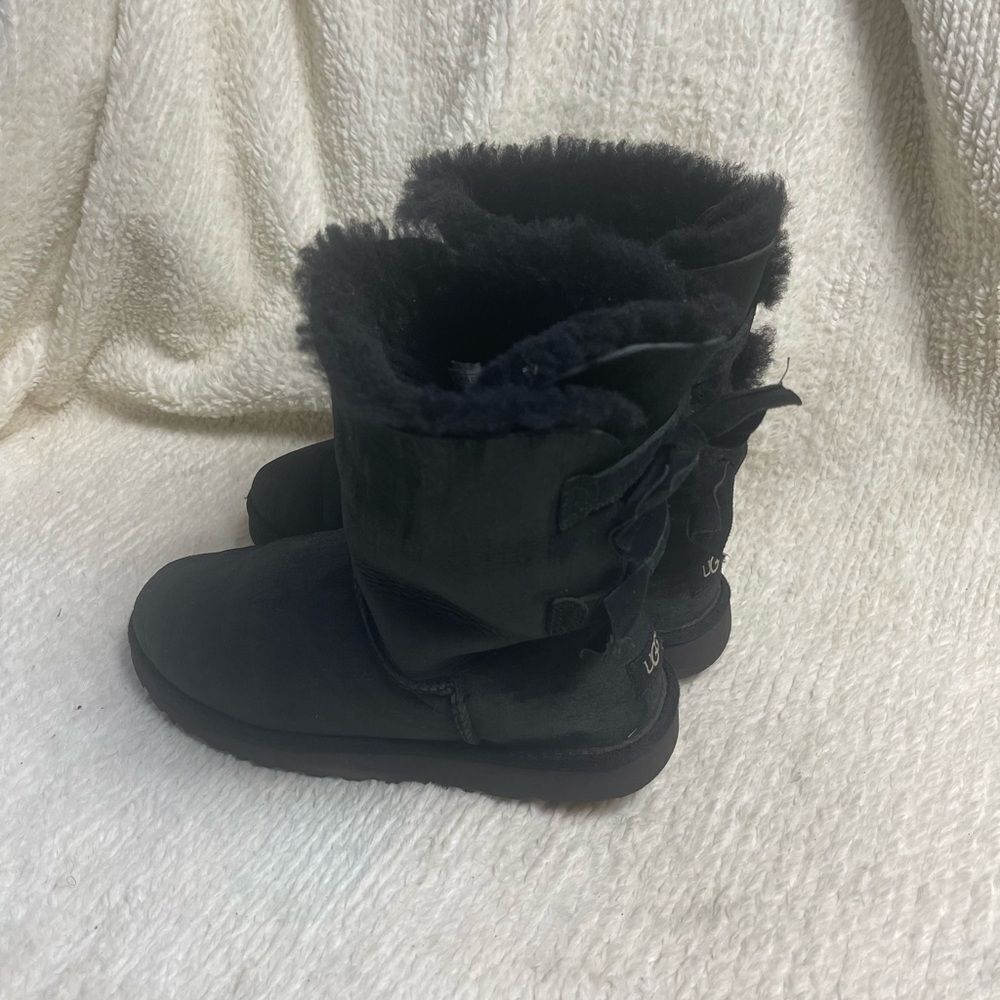 UGG Black Bow II shearling lining SZ10